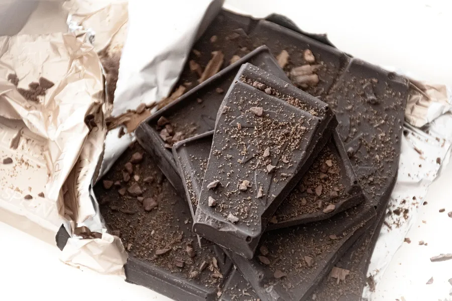 Por que o chocolate 70% ainda recebe a lupa de “alto em açúcar”?